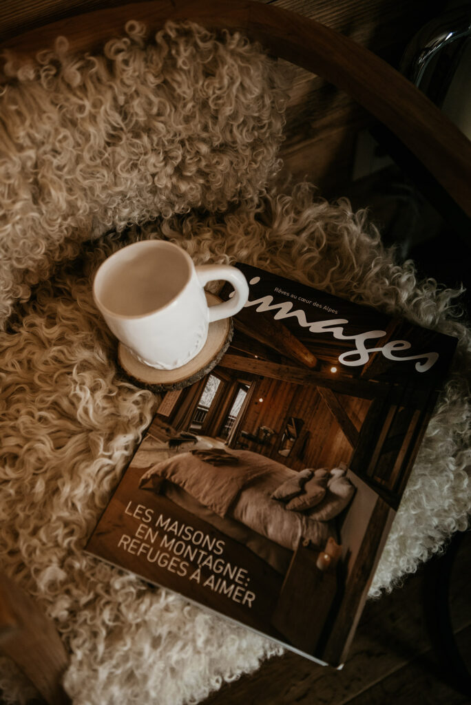 tazzina di caffè in contesto rustico