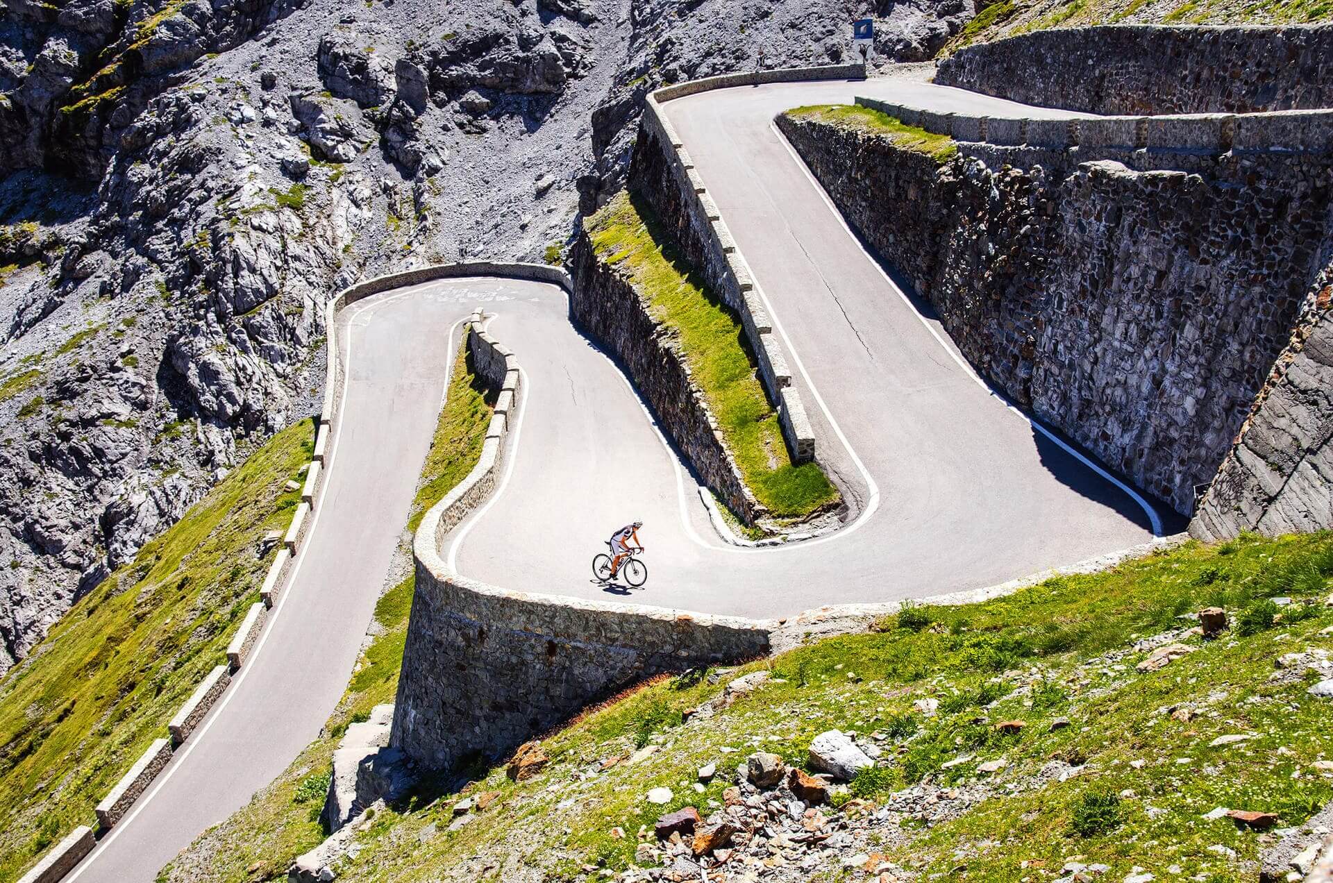 strada per i laghi di cancano in bicicletta in alta valtellina