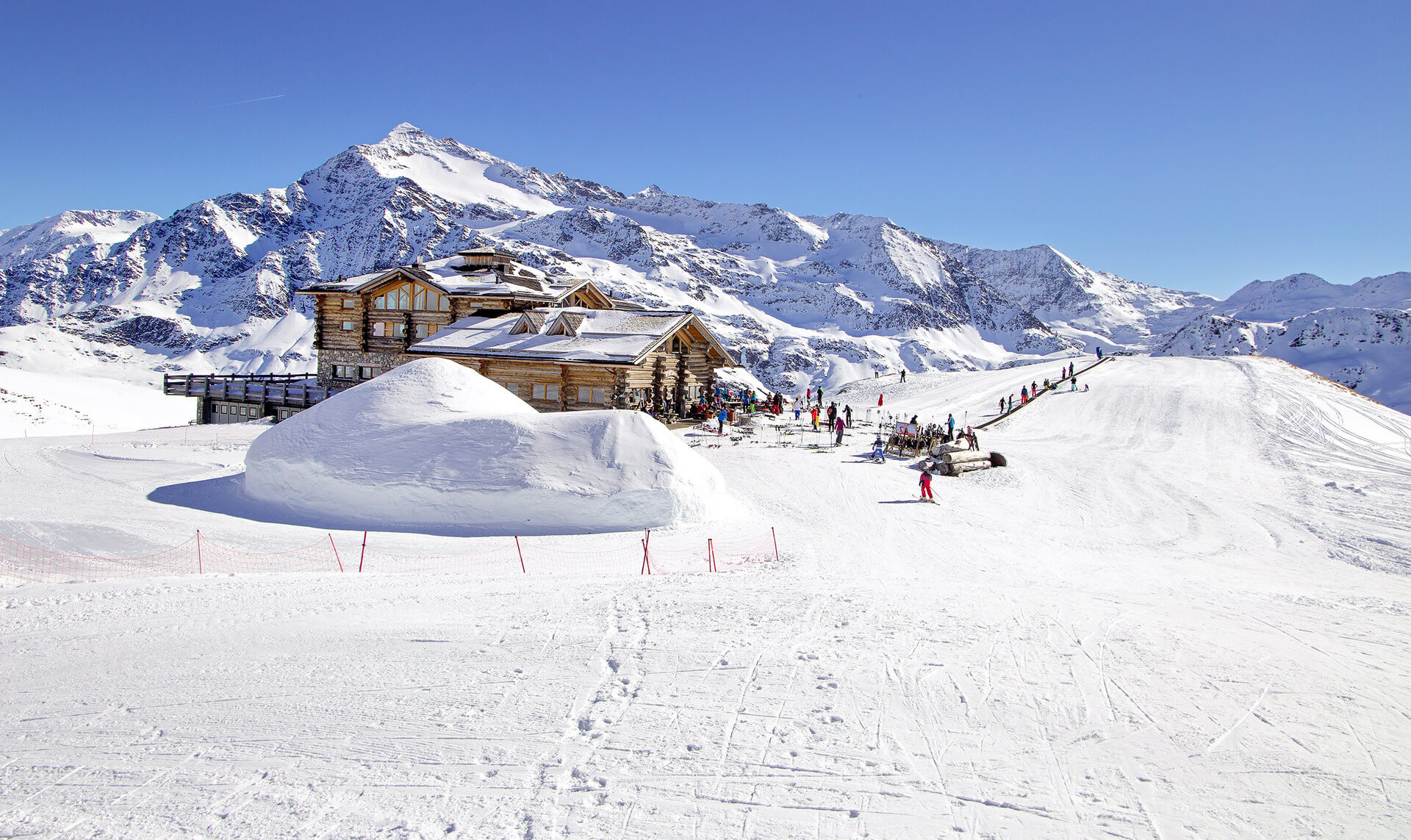 rifugio sunny valley sulle piste da sci della ski area santa caterina valfurva