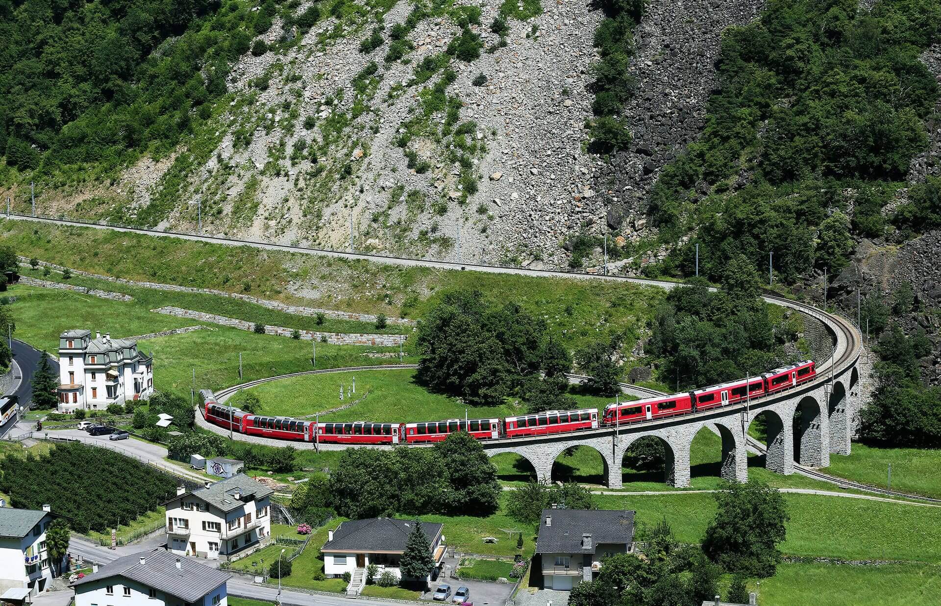 trenino rosso del Bernina Express sul viadotto elicoidale di Brusio in valposchiavo